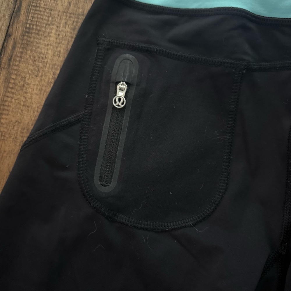 Lululemon Black and Blue Cropped Leggings - Picture 13 of 16